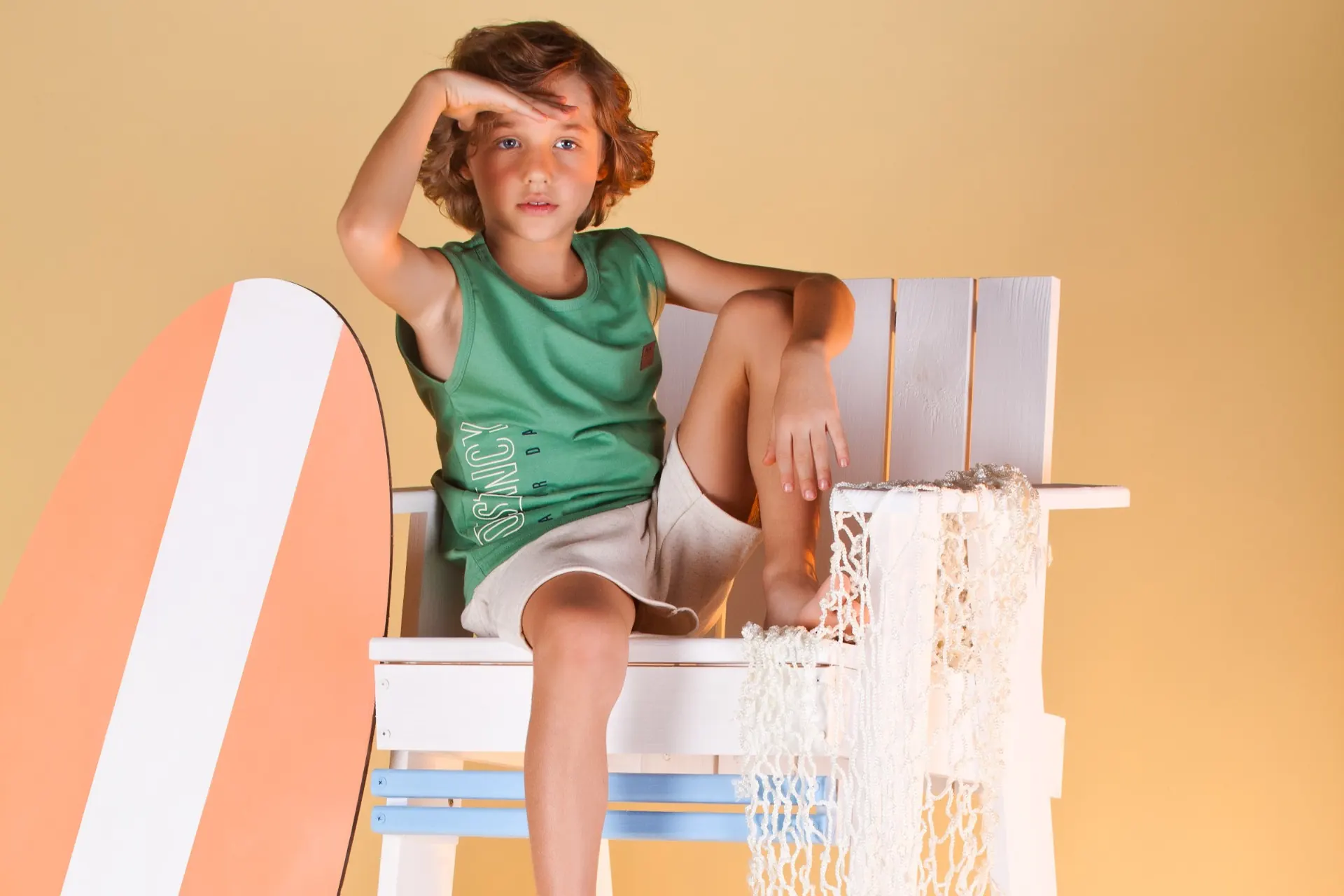 Menino com regata verde — coleção verão