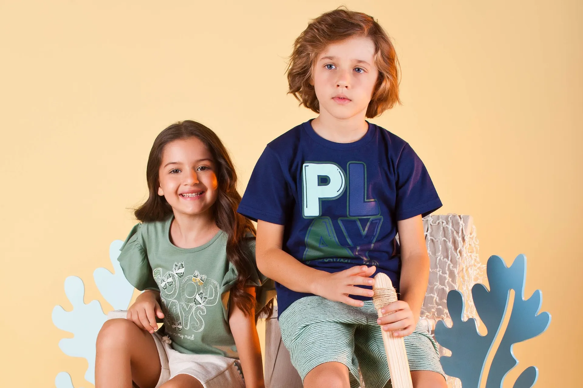 Crianças com camisetas estampadas Play e Good Days